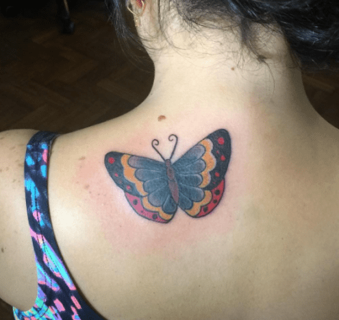 motýlí tetování na zádech dívek