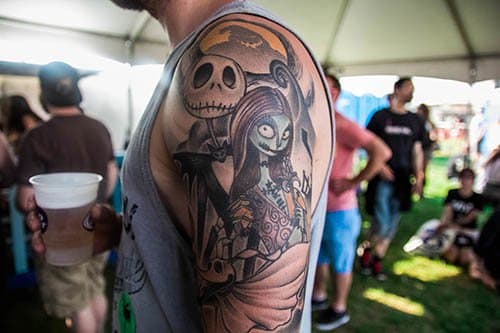 Sean Dibble aus Naugatuck, Connecticut, war aufgeregt, das Manchester Orchestra auftreten zu sehen, aber er war auch dort, um mit seiner Band A Will Away aufzutreten. Sein halber Ärmel „Nightmare Before Christmas“ wurde von Jay Phoenix bei Phoenix Ink Tattoo in Plantsville, Connecticut, gemacht