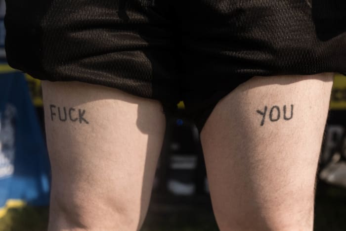 Dominic Stone z Philadelphie, PA, dostal toto tetování „stick-and-poke“ ve skutečném frat house od Marty Biggins „pro všechny mé nenávistníky“.
