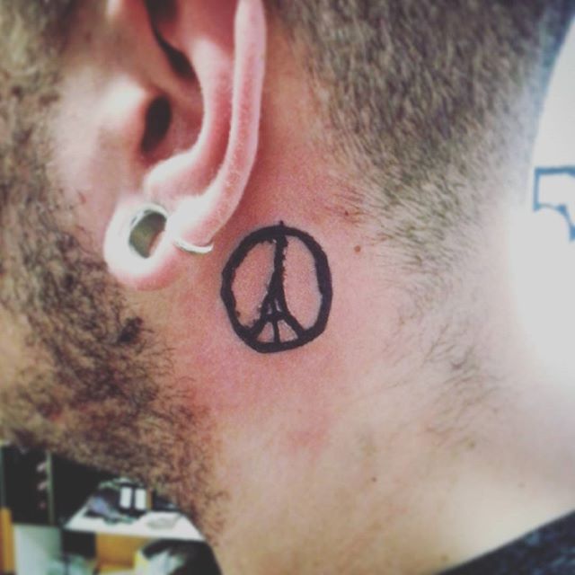 Tattoos, die Opfer von Paris-Angriffen ehren