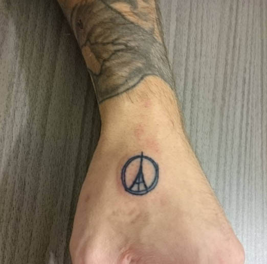 Tattoos, die Opfer von Paris-Angriffen ehren