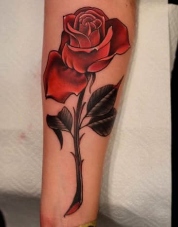 Diese Rose von Jon Mesa zeigt traditionelle Tattoo-Symbolik, die weiterhin beliebt ist.