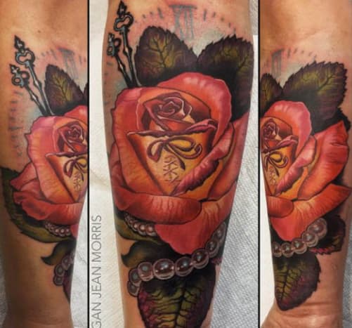Megan Jean Morris v této rozkvetlé růži ukazuje na barvu roku 2015.
