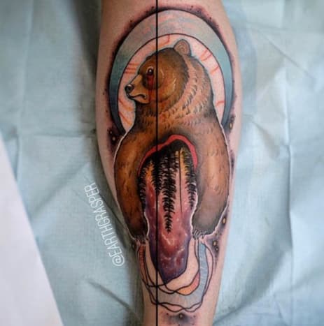 Jonathan Penchoff dodává tomuto tetování elegantní odstíny Marsala.