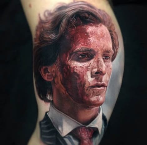 Paul Acker setzt Marsala in der rötlichen Schattierung des Blutes auf diesem American Psycho Tattoo um.