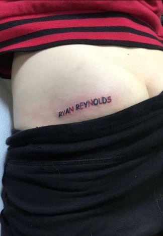 Foto: Dustin/Twitter.Leider muss Reynolds Dustins Hintern-Tattoo-Tribut noch nicht anerkennen, aber der Rest von Twitter und natürlich die Reaktionen auf die permanente Tinte waren gemischt. Während einige Leute gesagt haben, der Teenager könnte das Tattoo in Zukunft bereuen, behauptet Dustin, dass es, wenn nichts anderes, immer 