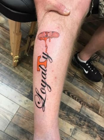 Tennessee Volunteers-Fan tätowiert ein riesiges Stück auf seinem Bein. Foto: Twitter