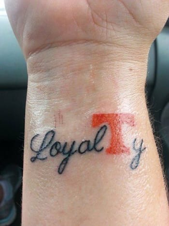 Foto: Pinterest.Heutzutage sind Fußballteam-Tattoos ein Dutzend. Es gibt viele eingefleischte Fans da draußen mit permanenten Tattoos, die ihren jeweiligen Teams gewidmet sind, einige gute und andere schlechte, und es gibt sogar andere Fans von Volunteers, die fast genau das gleiche „Loyalty“-Tat rocken, das ikonische orange „Power T“-Logo und alles. Aber dieser Typ ging eindeutig die Extrameile, einschließlich der tropfenden Bandage in seinem Tattoo als besondere Ergänzung zum Tribute-Tattoo, alles im Namen des Beweises, dass er für die Vols 