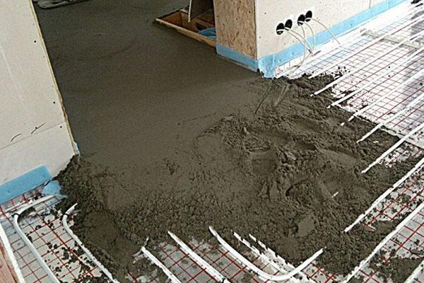 couler des tuyaux de liquide de refroidissement avec du béton