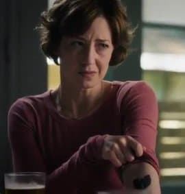 Carrie Coon ve scéně, kde bylo odhaleno tetování klanu Wu-Tang. Foto: HBO V první sezóně kriticky uznávaného post-apokalyptického dramatu HBO The Leftovers, tajemné události známé jako Náhlý odchod, který někteří připisují biblickému vytržení, má za následek zmizení 140 milionů lidí z celého světa, včetně manžela Nory Durstové a dvou dětí, Erin a Jeremyho. Rychle vpřed do druhé epizody třetí a poslední sezóny a Durst si nechala na paži vytetovat jména svých zesnulých dětí, aby je okamžitě zakryla, a to pouze podpisem „W“ loga klanu Wu-Tang , kterou si spletla s fénixem. Je také třeba poznamenat, že Durst si pak úmyslně zlomí vlastní paži tím, že ji praští do dveří auta, jen aby zabránila tomu, aby někdo viděl tetování. Jak jsme řekli, úplné duševní zhroucení.