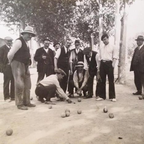 Fotografie přes Musee de La Boule Zdá se, že výraz pochází z Provence od hráčů pétanque jako způsob, jak ukázat svou pokoru za prohru (nebo velmi špatné hraní) v zápase.