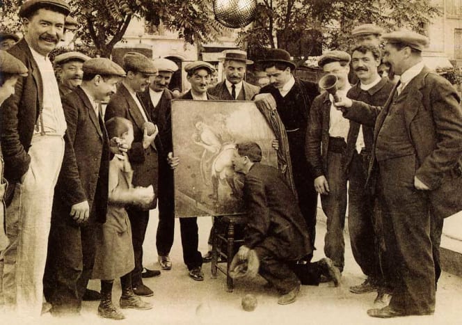 Foto přes Musee de La Boule Od té doby bylo přijato pravidlo, že pokud jakýkoli hráč prohraje bez získání jediného bodu, bude muset políbit velký a tvarovaný zadek Mademoiselle Fanny ... a každé město by mělo svou Mademoiselle Fanny.