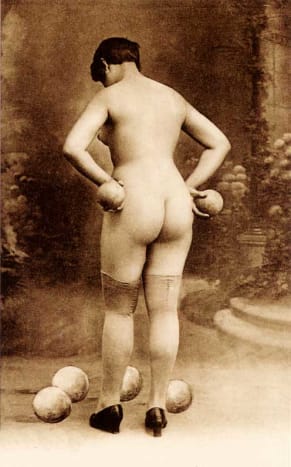 Fotografie prostřednictvím Musee de La Boule Pohlednice zachycující Fanny jako pařížský Pin-Up byly distribuovány po celé Francii.