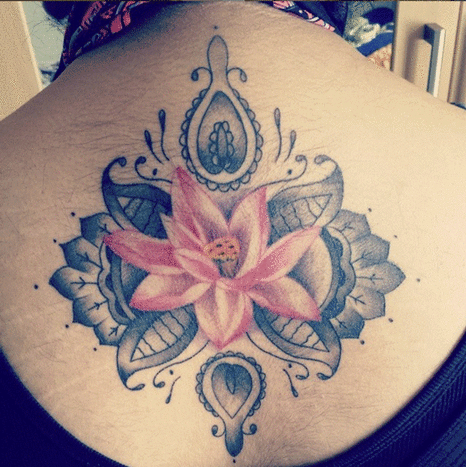Dieses Lotus-Tattoo befindet sich in der Mitte von Harnaams Rücken.