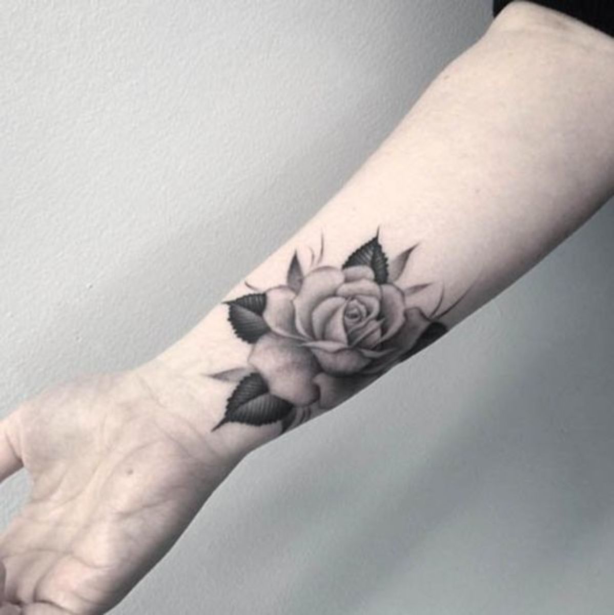 Im Vergleich zu vielen anderen Körperteilen ist das Handgelenk keine schlechte Stelle für ein erstes Tattoo. Die Haut am Handgelenk ist dünner, wodurch es etwas mehr wehtut als an manchen Stellen, aber da das Handgelenk kleiner ist, geht es relativ schnell. Es tut eher weh, je näher Sie Ihrer Hand kommen. Wenn Sie also immer noch nervös sind, fragen Sie Ihren Künstler, ob Ihr Design etwas nach oben verschoben werden kann. Schmerzbewertung: 5 von 10.
