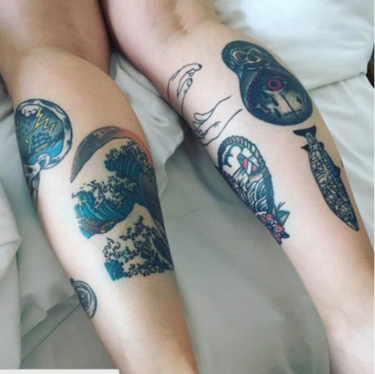 Dieser muskulöse Körperbereich eignet sich hervorragend, um den Aufprall einer Tätowiermaschine abzufangen und Sie werden froh sein, dass Sie Ihr erstes Tattoo auf Ihren Waden bekommen haben. Die Waden bieten eine großartige Leinwand für ein erstes Tattoo, da sie im Wesentlichen die gleichen Abmessungen wie ein Armstück bieten, Ihnen jedoch mehr Möglichkeiten bieten, mit Ihren Körpermodifikationen subtil zu sein, da es leicht abdeckbar ist. Die Waden ermöglichen es Ihnen, während einer Tätowierung auf dem Bauch zu liegen, und Sie können während des Vorgangs sogar abdriften. Schmerzbewertung: 4 von 10.