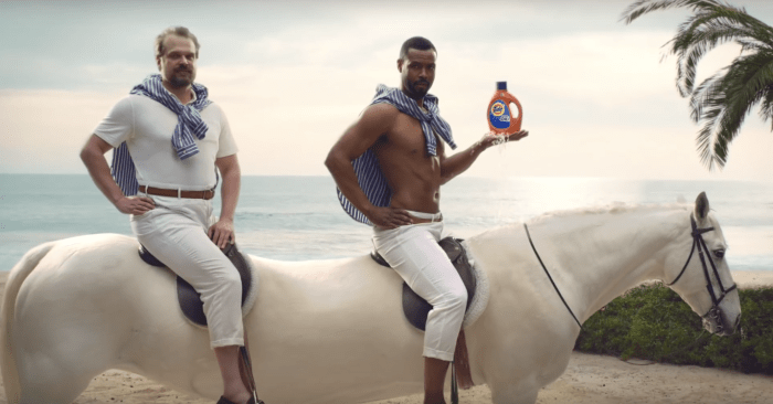 Zu guter Letzt hat Tide einige Fanfavoriten für ihren Super Bowl-Werbespot herausgeholt. Sie brachten den Stranger Things-Schauspieler David Harbour sowie den ehemaligen Old Spice-Sprecher Isaiah Mustafa mit. Leider verzichtete Tide darauf, auf das Tide Pods-Mem Bezug zu nehmen.