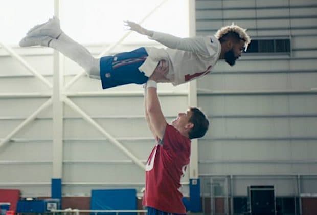 Zwei der größten Fußballstars, Odell Beckham Jr. und Eli Manning von den NY Giants, tauschten in einer Anzeige für die NFL ihre Stollen gegen Tanzschuhe. Das Paar spielte die berüchtigte Tanzszene aus Dirty Dancing nach, einschließlich des kantigen Aufzugs. Bravo an beide.