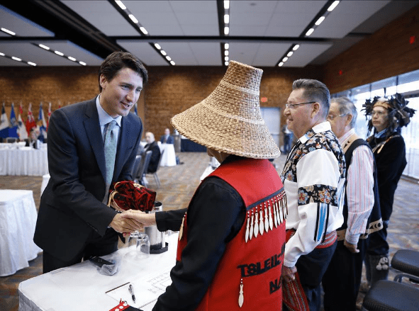 Předseda vlády Justin Trudeau na snímku s domorodými vůdci z celé Kanady během summitu k projednání pracovních míst, klimatu a čistého růstu. Foto: Justin Trudeau/Instagram