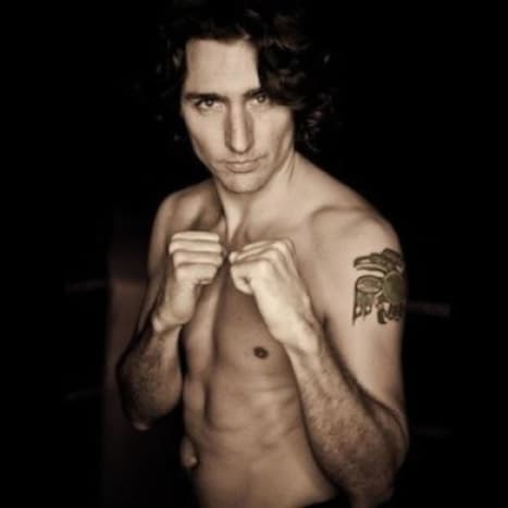 Bild von Justin Trudeau in Boxpose, der sein Tattoo zeigt. Foto: Mediaball