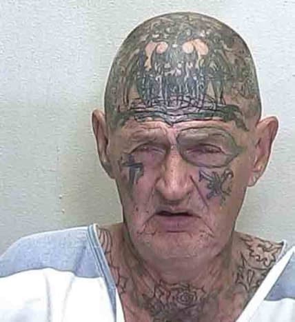 الصورة عبر موقع Pinterest ، ألا يبدو هذا الرجل وكأنه طرف قطني ذو وشم يبلغ من العمر 80 عامًا؟ على الرغم من أنه ربما لا يزال بإمكانه ركل مؤخرتنا.