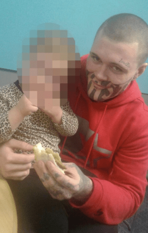 Foto via au.newsCropp hat eine Gerüstbaustelle angenommen und am 24. Juli mit der Arbeit begonnen. Cropp sagte, dass er erkannte, dass das Entfernen des Tattoos das Beste für seine Zukunft und die seiner Familie war.