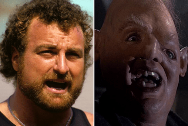 Foto über Warner BrothersGeneration nach Generation von Kindern wuchs mit Liebe zu Lotney „Sloth“ Fratelli in The Goonies auf, was sie nicht wussten, war, dass der Mann unter dieser Maske früher ein NFL-Star war. John Matuszak war ein Star bei den Oakland Raiders, bevor er den spitzen Kopf von Sloth aufsetzte.