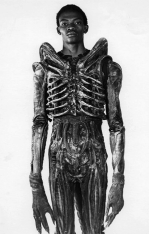 Foto via Magier FilmGeek.frDer nigerianische Designstudent Bolaji Badejo wurde von Ridley Scott handverlesen, um das Monster des Albtraums eines jeden zu werden, der jemals Alien gesehen hat. Badejo, ein weiterer supergroßer Schauspieler, kam mit 7'2' herein, war sehr dünn und unglaublich flink. Dies war der einzige Film, in dem Badejo jemals mitgespielt hat.“