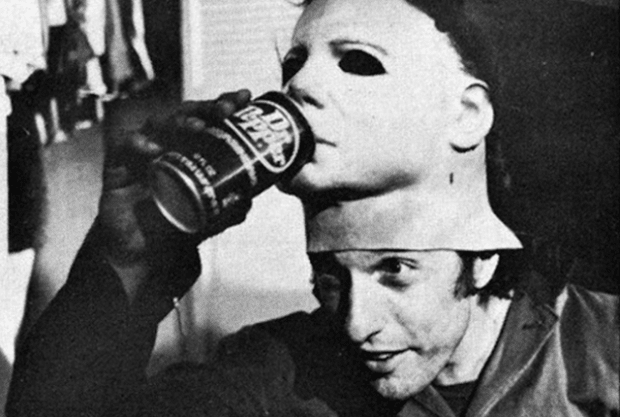 صورة عبر Kim Gottlieb-Walker ظهر ممثلان بالفعل في فيلم الرعب Halloween عام 1978. قام أحد الممثلين (توني موران) بدور مايرز غير مقنع ولعب نيك كاسل دور مايرز مقنعًا. كان Castle صديقًا شخصيًا لجون كاربنتر ، على الرغم من أنه يشاع أن كاربنتر لم يدفع له سوى 25 دولارًا في اليوم مقابل عمله.