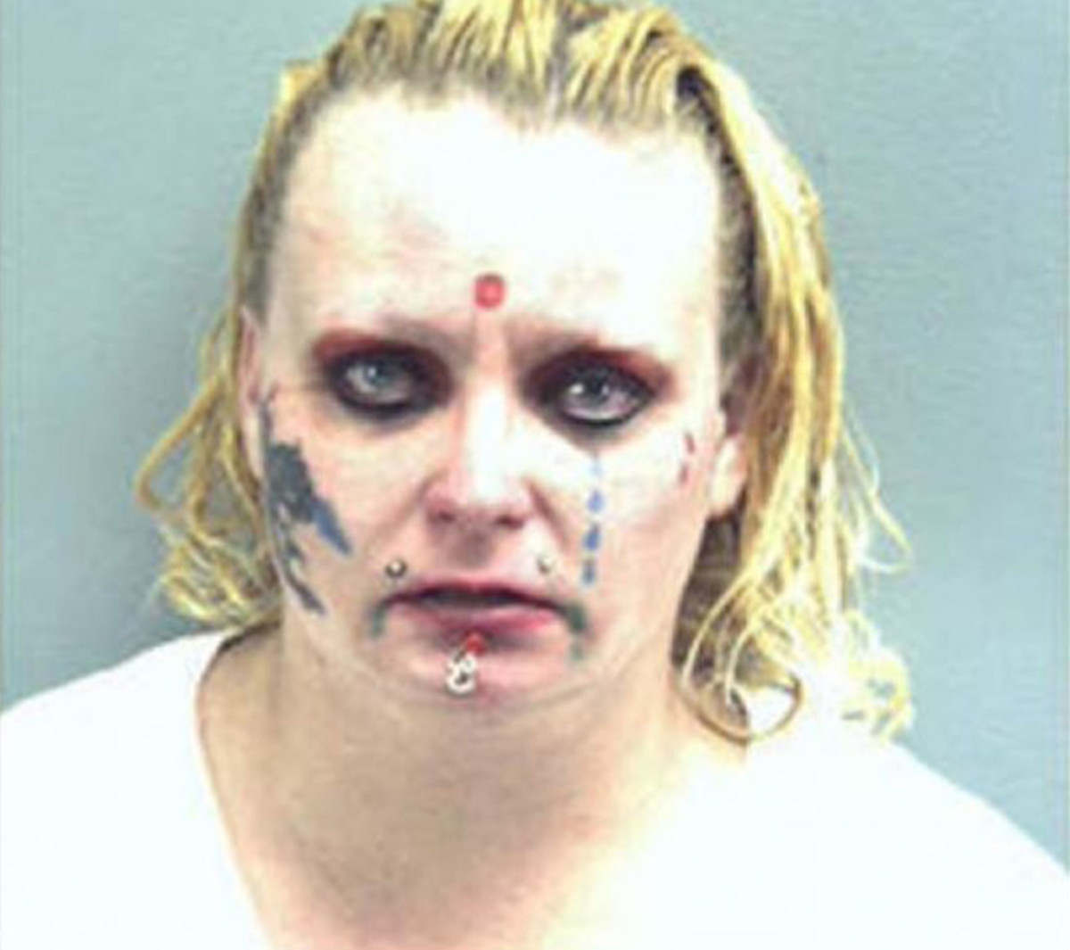 Crystal Mostek, 7/11, 7/11 Stunden, 7/11 in meiner Nähe, 7/11 Virginia Beach, Virginia Bombendrohung, Bombendrohung Kriminalität, Virginia Crime, HG Rechtliche Ressourcen, Fox News, Inked Mag, Bizarre News, Face Tattoo , Gesicht Tattoo-Kriminalität