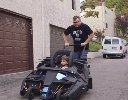 Batman má Robina a tento malý kluk má svého otce, který mu pomáhá bojovat se zločinem a udržet Batmobil v pohybu!