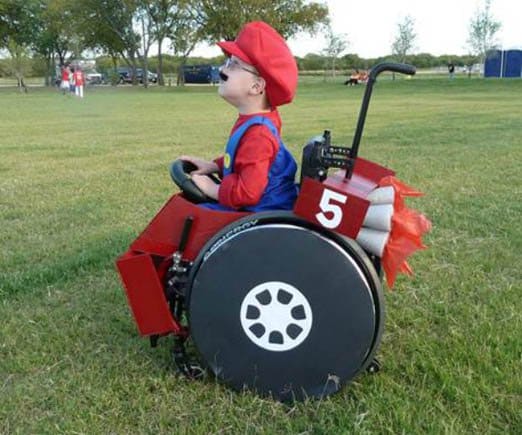 Dieser Junge fährt mit seinem Mario Kart-Themenrollstuhl stilvoll!