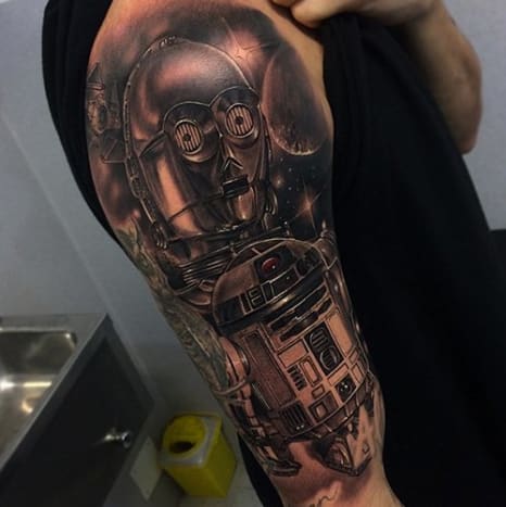 الوشم C3PO و R2D2