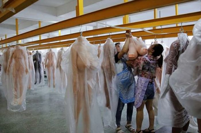 Obrázek přes Reuters V továrně WMDOLL v jihovýchodní části čínského Kuang -tungu se rodí sexuální panenky. Ačkoli je začátek života sexuálních panenek trochu nudný a bez komplikací, hodně se do jejich výroby pouští.