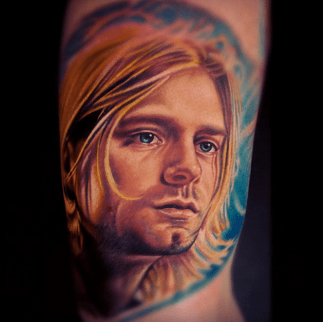 Tätowierung von Nikko Hurtado. Kurt Cobain war Bandmitglied von Nirvana. 1991 unterschrieben sie bei Geffen Records und veröffentlichten Nevermind. Damit,