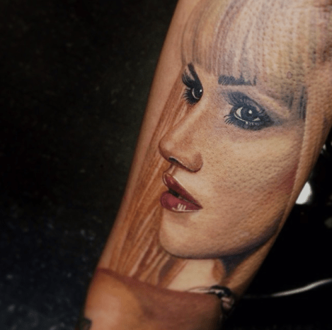 Tätowierung von Carlos Rojas. No Doubt und ihre Hauptdarstellerin Gwen Stefani veröffentlichten 1992 ihr erstes Album No Doubt, obwohl es größtenteils unter dem Radar flog. 1995 brachte Tragic Kingdom ihr zweites Album. 2001 wurde Rock Steady veröffentlicht. Die Schienen