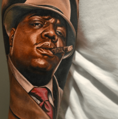 Tätowierung von Nikko Hurtado. Biggie Smalls, the Notorious B.I.G., hat seine erste Single veröffentlicht