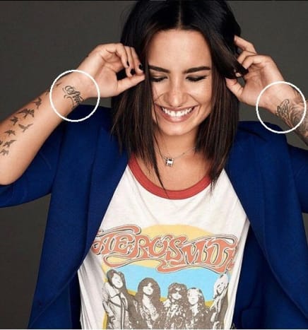 Foto: Instagram. Dokonce i vaše oblíbené nabarvené celebrity se dostaly do trendu zrcadleného tetování. Například Demi Lovato má na špičkách nohou pár symetrických tetování s nápisem „Let Go & amp;“ a „Nechť Bůh“ a další pár na vnitřní straně zápěstí s nápisem „Zůstaň“ a „Silný“.