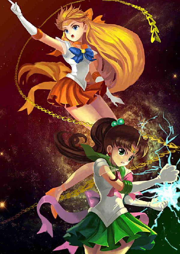 Bojuje bok po boku, jak nakreslil amg192003. Sailor Jupiter a Sailor Venus v těchto ilustracích předvádějí své schopnosti a schopnosti a také to, jak hnusně se mohou v bitvě dostat.