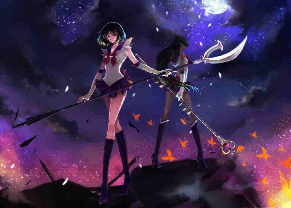 Partneři v oblasti zločinu Sailor Saturn a Sailor Pluto art od nako-75. Zdánlivě tmavé pozadí a aura prostředí by ve vás mohly vyvolat dojem, že tito dva jsou padouši. Nejsou však, jsou zahaleni tajemstvím, ale jsou obecně dobří.