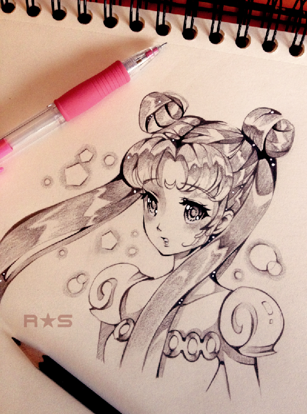 Erstaunliche traditionelle Kunst von reiraseo. Nur mit einem Kugelschreiber ist die kariöse Farbschattierung dieser traditionellen Kunst sehr beeindruckend. Die kontrastierenden weichen und harten Schatten tragen auch zur Illusion eines verträumten Hintergrunds bei, der Sailor Moon umgibt.