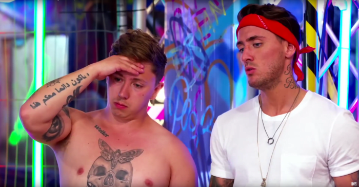 Der Co-Moderator Stephen Bear fragt Harrison, wie er sich fühlt, und Harrison antwortet: