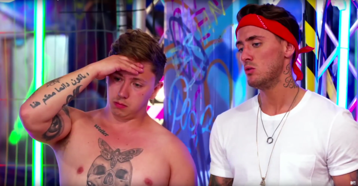 Spoluhostitel Stephen Bear se zeptá Harrisona, jak se cítí, a Harrison odpoví: