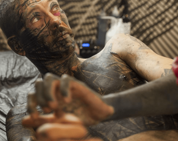 Foto via InstagramIch habe Valerio online über Facebook kennengelernt. Er hatte jemandem das Gesicht tätowiert. Ich mochte das Tattoo und war daran interessiert, mit ihm zu sprechen. Nach ein paar E-Mails beschlossen wir, gemeinsam an einem groß angelegten Blackwork-Projekt in Italien zu arbeiten. — Stewart, Vice Magazine