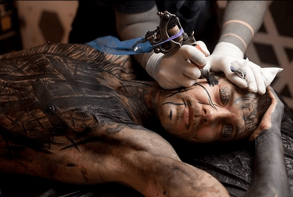 Foto via InstagramEs gab eine kleine Verzögerung bei der Zusammenführung der drei Künstler, als Cammy Stewart aufgrund seines Aussehens und einiger Hakenkreuz-Tattoos auf dem schottischen Flughafen festgenommen wurde.