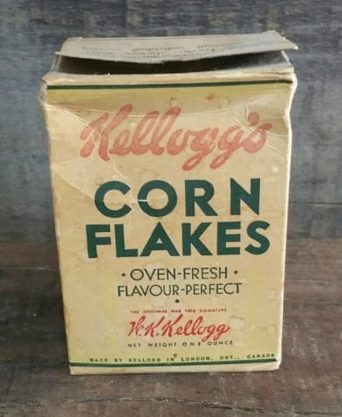 Foto über pinterestDr. John Henry Kellogg ließ sich von Graham inspirieren, als auch er ein lustunterdrückendes Frühstücksessen kreierte, das die Attribute der Milde nutzte, um die Gedanken von Unzucht fernzuhalten. Kellogg glaubte, je würziger oder süßer das Essen war, desto mehr steigerte es die Libido. Als er also versehentlich die milden Cornflakes erfand, beschloss er schnell, sie als gesundes, sexuell unterdrückendes Vollkornfrühstück zu vermarkten.