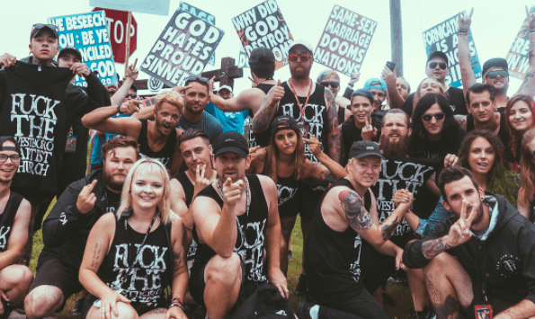 Als Fans und Musiker bei der Kansas Warped Tour 2017 hörten, protestierte die Westboro Baptist Church, die für ihre homophoben und rassistischen Äußerungen bekannt ist, gegen die Veranstaltung. Dann schließen Sie sie mit Hilfe von Black Craft Kleidung auf die wildeste Art und Weise.