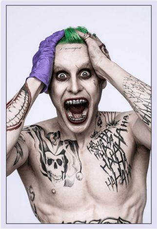 Žolík Suicide Squad (Jared Leto) pokrytý tetováním.