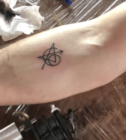Die Besetzung hat dem Avengers-Logo eine originelle Note verliehen, von der die Fans spekulieren, dass sie jeden ihrer Charaktere umfasst.