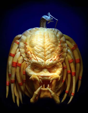 Foto via villafanestudiosRays Hobby der Kürbisskulptur wurde 2007 auf eine völlig neue Ebene gehoben, als er von High Noon Entertainment kontaktiert und gebeten wurde, an der Challenge Show des Food Network, Outrageous Pumpkins, teilzunehmen.